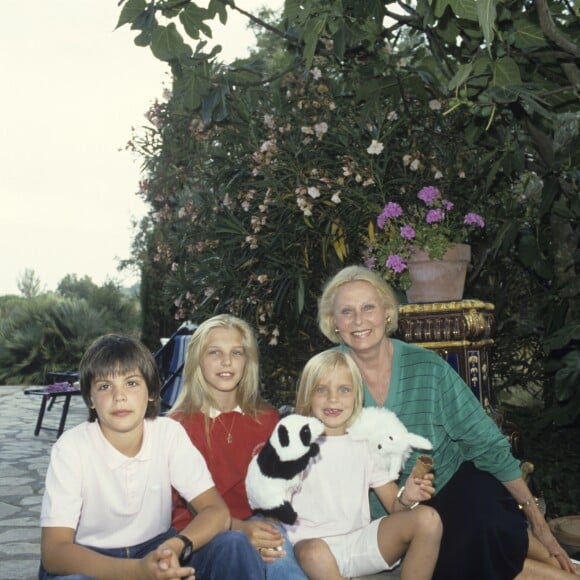 Archives - En France, à Saint-Tropez, Michèle Morgan et ses petits enfants Deborah, William et Sarah Marshall dans sa maison le 14 juillet 1986
