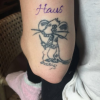 Lady Gaga se fait tatouer le mot "Haus" à l'arrière du bras gauche, le 20 décembre 2016. Photo publiée sur son compte Snapchat.