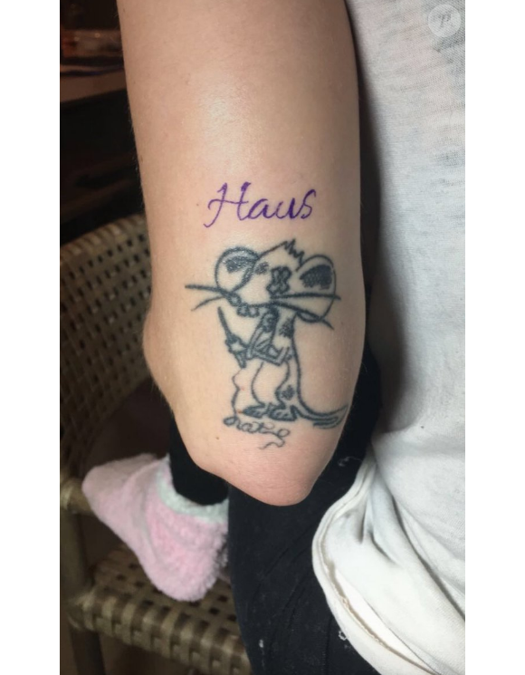 Lady Gaga se fait tatouer le mot "Haus" à l'arrière du bras gauche, le 20 décembre 2016. Photo publiée sur son compte Snapchat.