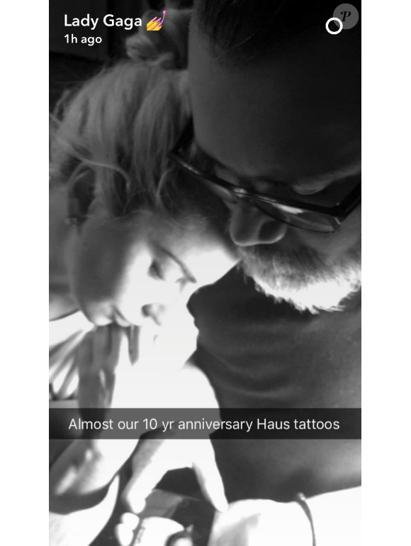 Lady Gaga se fait tatouer le mot "Haus" - le surnom donné à son équipe artistique - à l'arrière du bras gauche, le 20 décembre 2016. Photo publiée sur son compte Snapchat.