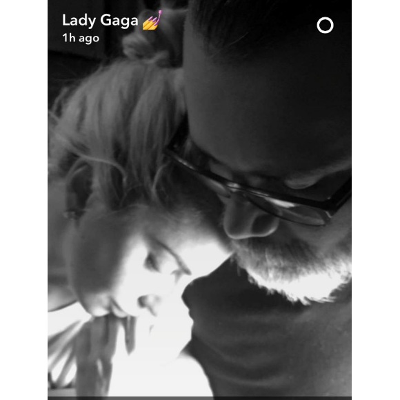 Lady Gaga se fait tatouer le mot "Haus" - le surnom donné à son équipe artistique - à l'arrière du bras gauche, le 20 décembre 2016. Photo publiée sur son compte Snapchat.