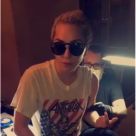 Lady Gaga se fait tatouer le mot "Haus", en hommage à son équipe artistique, à l'arrière du bras gauche, le 20 décembre 2016. Photo publiée sur son compte Snapchat.