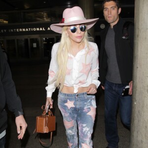 Lady Gaga arrive à l'aéroport de LAX à Los Angeles, le 8 décembre 2016