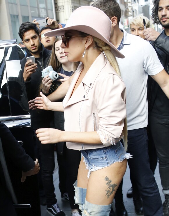 La chanteuse Lady Gaga sort de l'immeuble de la "Sirius radio" à New York, le 24 octobre 2016.