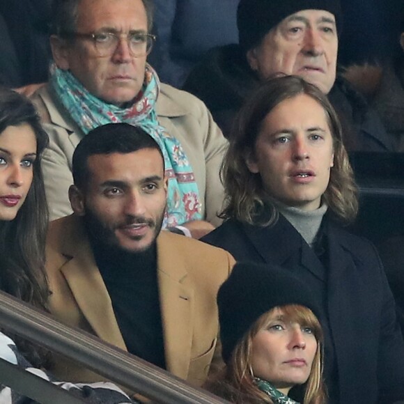 Malika Ménard (Miss France 2010) et Pierre Sarkozy, Axelle Laffont et Cyril Paglino en-dessous, lors du match de Ligue 1 entre le Paris Saint-Germain (PSG) et FC Lorient au Parc des Princes à Paris, France, le 21 décembre 2016. Le PSG a battu Lorient par 5 à 0. © Cyril Moreau/Bestimage