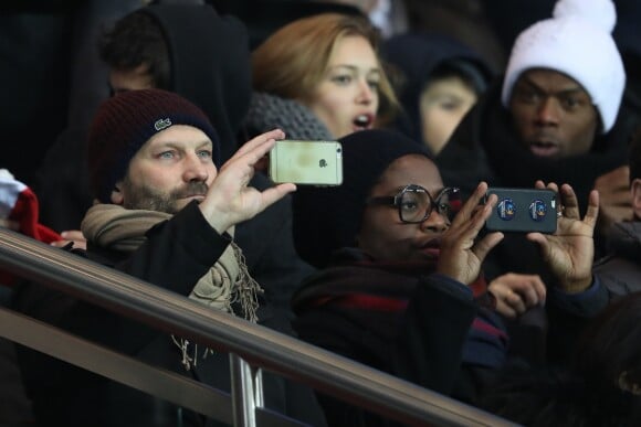 Claudia Tagbo et son compagnon lors du match de Ligue 1 entre le Paris Saint-Germain (PSG) et FC Lorient au Parc des Princes à Paris, France, le 21 décembre 2016. Le PSG a battu Lorient par 5 à 0. © Cyril Moreau/Bestimage