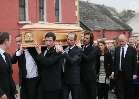 Jim Carrey porte le cercueil de Cathriona White à Cappawhite, Irlande, le 10 octobre 2015.
