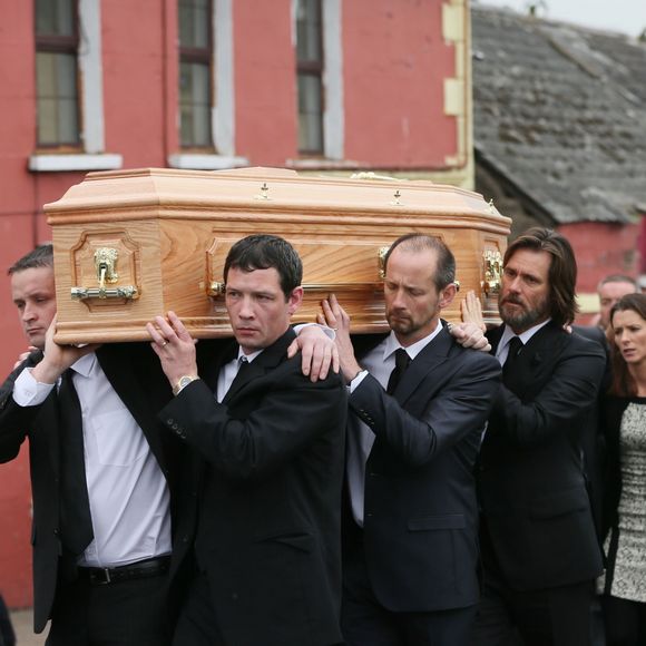 Jim Carrey porte le cercueil de Cathriona White à Cappawhite, Irlande, le 10 octobre 2015.