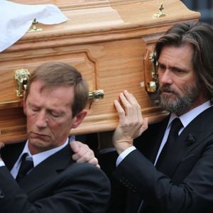 Jim Carrey porte le cercueil de Cathriona White à Cappawhite, Irlande, le 10 octobre 2015.