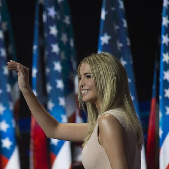 Ivanka Trump saluant la foule au côté de son père Donald Trump après avoir prononcé un discours lors de la convention républicaine organisée à Cleveland, le 21 juillet 2016
