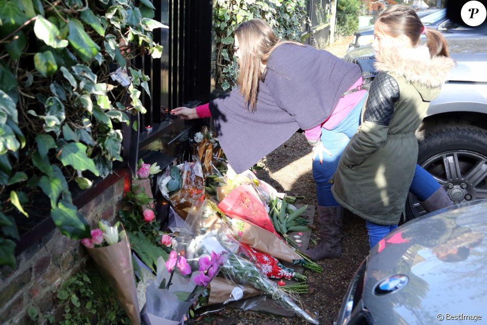 Des Fans Rendent Hommage à George Michael Devant Sa Maison Du Nord Des Fans Rendent Hommage à George Michael Devant Sa Maison Du Nord De Londres Le 26 Décembre 2016