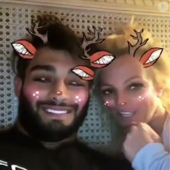 Britney Spears et Sam Ashgari souhaitent "Joyeux Noël" à tout le monde sur SnapChat, le 25 décembre 2016.