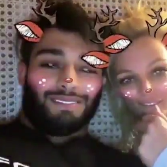 Britney Spears et Sam Ashgari souhaitent "Joyeux Noël" à tout le monde sur SnapChat, le 25 décembre 2016.