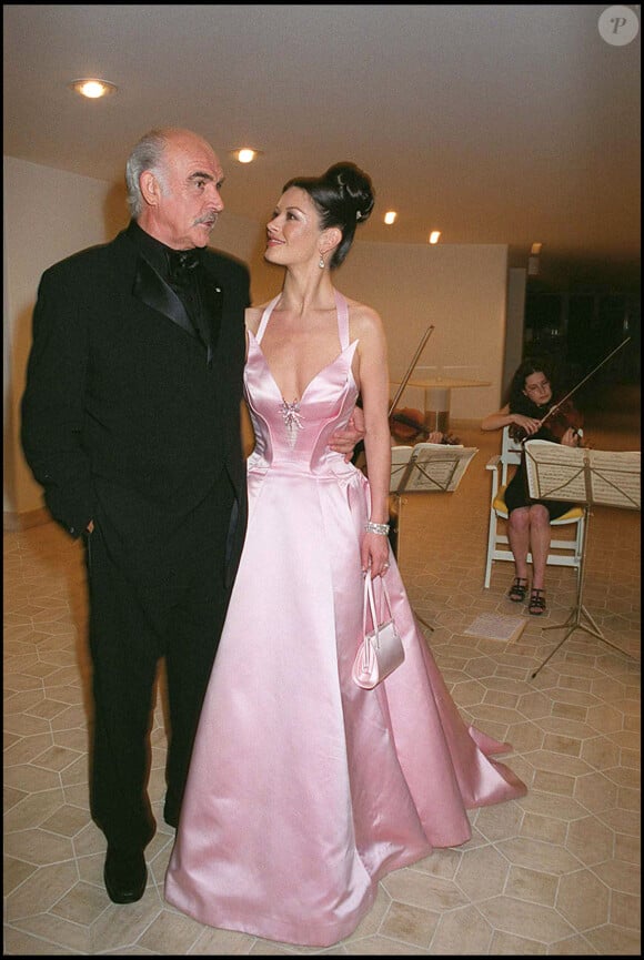Catherine Zeta-Jones et Sean Connery - Montée de marches du film Haute Voltige à Cannes en 1999