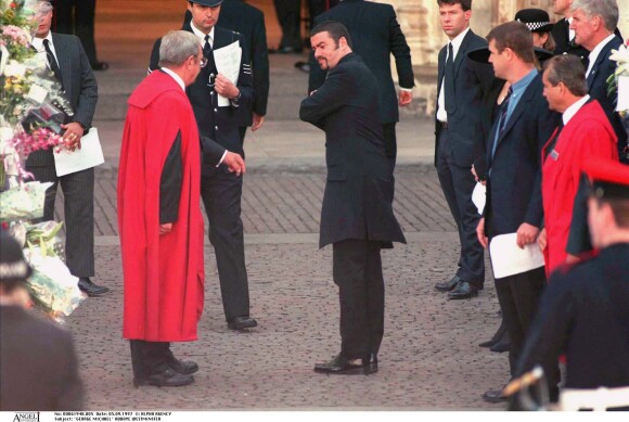 George Michael aux funérailles de la princesse Diana le 5 septembre 1997 en l'abbaye de Westminster à Londres.