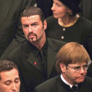 Elton John et George Michael aux funérailles de la princesse Diana en l'abbaye de Westminster à Londres le 5 septembre 1997.