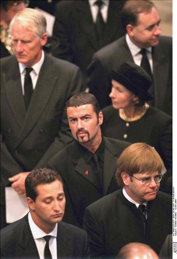 Elton John et George Michael aux funérailles de la princesse Diana en l'abbaye de Westminster à Londres le 5 septembre 1997.
