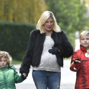 Tori Spelling et ses fils Liam McDermott et Finn McDermott à, Los Angeles, le 8 décembre 2016