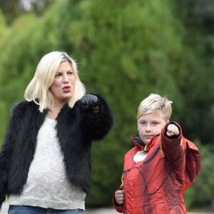 Tori Spelling et ses fils Liam McDermott et Finn McDermott à, Los Angeles, le 8 décembre 2016