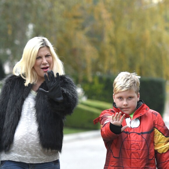 Tori Spelling et ses fils Liam McDermott et Finn McDermott à, Los Angeles, le 8 décembre 2016