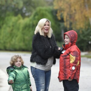 Tori Spelling et ses fils Liam McDermott et Finn McDermott à, Los Angeles, le 8 décembre 2016