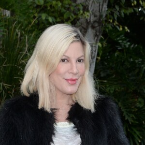 Tori Spelling devant sa maison à Los Angeles, le 8 décembre 2016