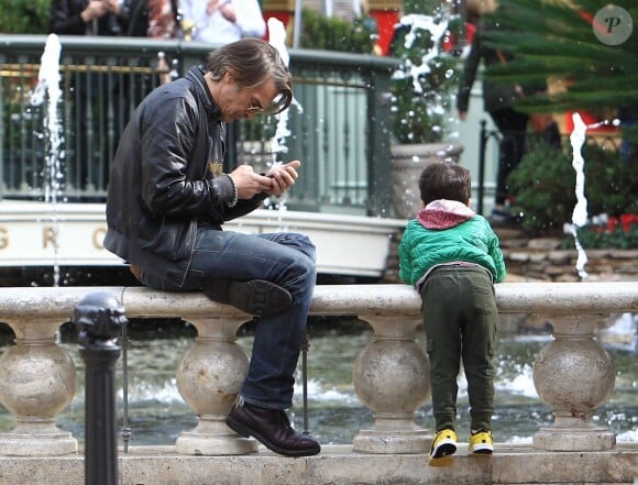 Exclusif - Olivier Martinez et son fils Maceo se promènent à Los Angeles, le 23 décembre 2016.  Exclusive - Olivier Martinez was spotted taking a break with his son Maceo before continuing their holiday shopping trip at The Grove in Hollywood. Los Angeles, December 23rd, 2016.23/12/2016 - Los Angeles
