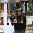 Exclusif - Olivier Martinez et son fils Maceo se promènent à Los Angeles, le 23 décembre 2016.  Exclusive - Olivier Martinez was spotted taking a break with his son Maceo before continuing their holiday shopping trip at The Grove in Hollywood. Los Angeles, December 23rd, 2016.23/12/2016 - Los Angeles