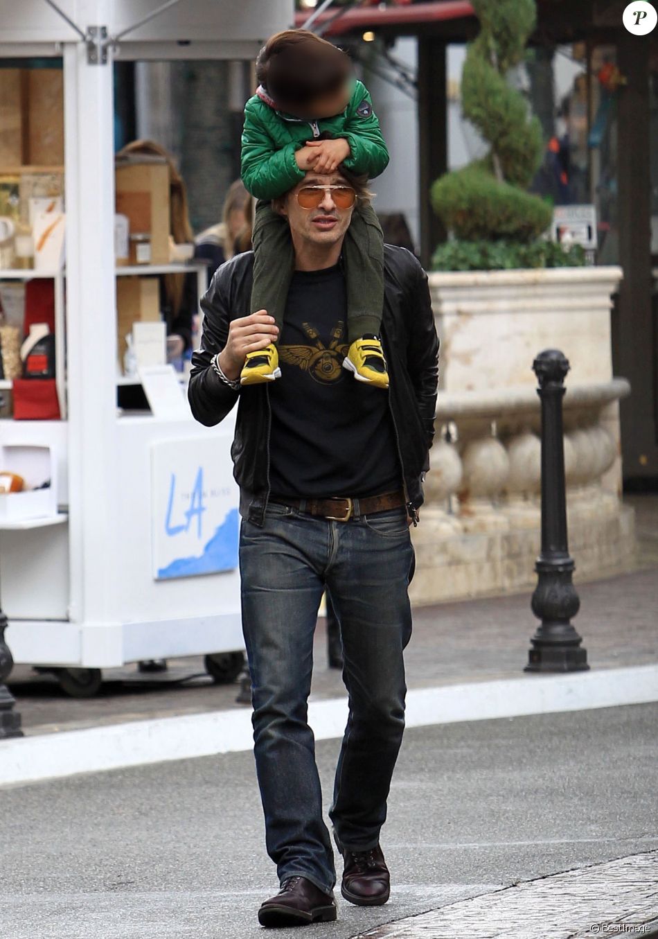 Exclusif Olivier Martinez et son fils Maceo se promènent à Los Angeles, le 23 décembre 2016