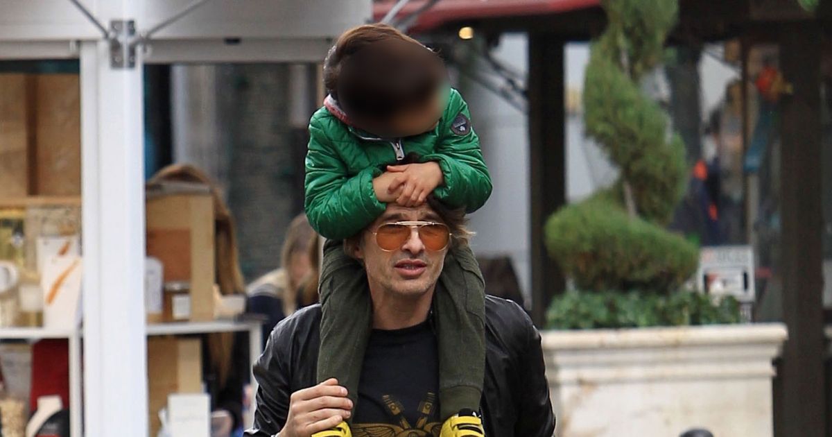Exclusif Olivier Martinez et son fils Maceo se promènent à Los Angeles, le 23 décembre 2016 Exclusif Olivier Martinez et son fils Maceo se promènent à Los Angeles, le 23 décembre 2016