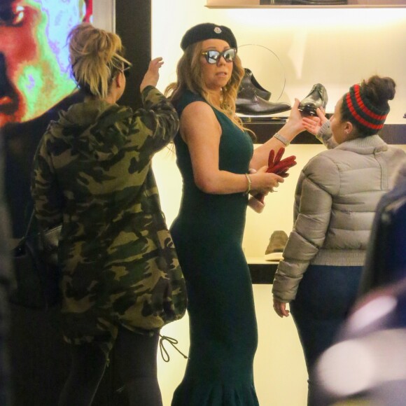 Exclusif - Mariah Carey fait ses derniers achats de Noël dans les boutiques Ermenegildo Zegna et Dolce & Gabbana à Aspen dans le Colorado le 24 décembre 2016.