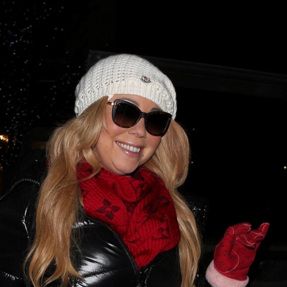 Exclusif - Mariah Carey fait du shopping dans la boutique Louis Vuitton en buvant du champagne à Aspen dans le Colorado le 23 décembre 2016.