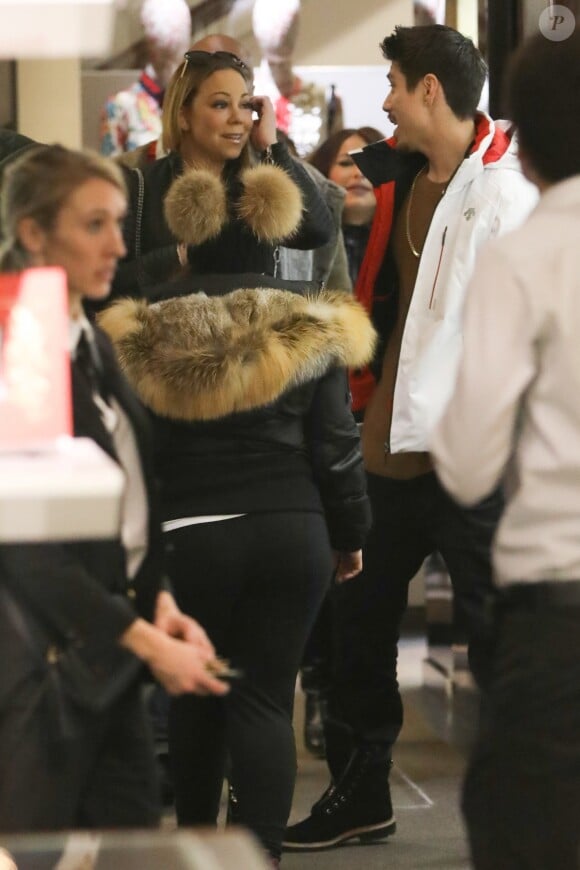 Exclusif - Mariah Carey et son nouveau compagnon le chorégraphe Bryan Tanaka font du shopping dans la boutique Gucci à Aspen dans le Colorado le 21 décembre 2016.