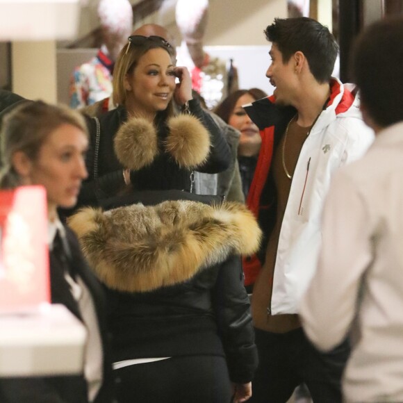Exclusif - Mariah Carey et son nouveau compagnon le chorégraphe Bryan Tanaka font du shopping dans la boutique Gucci à Aspen dans le Colorado le 21 décembre 2016.