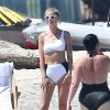 Exclusif - Prix spécial - No web - No blog - Gwyneth Paltrow profite d'une belle journée ensoleillée avec des amis sur une plage à Cabo San Lucas. Gwyneth fête ses 44 ans. Le 27 septembre 2016