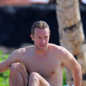 Exclusif - Gwyneth Paltrow passe ses vacances de Noel en famille a Hawaii. Pour le Nouvel An, la petite famille a profite de la plage, du paddle ou du farniente le 1er janvier 2014.