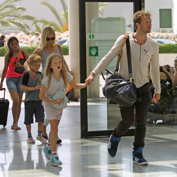 Exclusif - Gwyneth Paltrow, Chris Martin et leurs enfants Apple et Moses quittent l'ile de Majorque en Espagne apres quelque jours de vacances dans la maison de l'acteur Americain Michael Douglas le 14 juillet 2013.