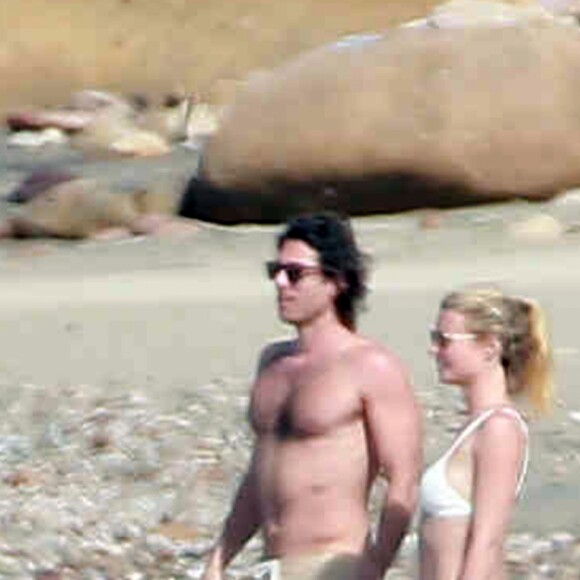 Exclusif - Gwyneth Paltrow et son compagnon Brad Falchuk profitent de leurs vacances sur une plage au Mexique, le 14 janvier 2016.