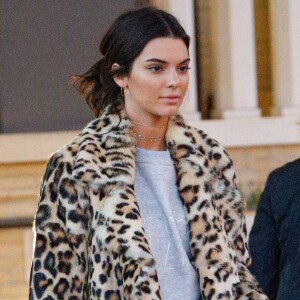 Kendall Jenner et Hailey Baldwin font du shopping à Barney's New York à Beverly Hills, le 7 décembre 2016