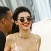 Kendall Jenner se balade, s'amuse, discute et boit un verre avec des amis sur une plage à Miami, le 4 décembre 2016