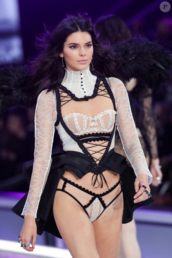 Kendall Jenner - Défilé Victoria's Secret Paris 2016 au Grand Palais à Paris, le 30 novembre 2016.