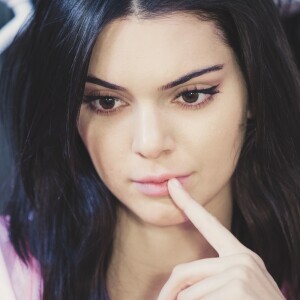 Kendall Jenner - Les mannequins en séance de maquillage et de coiffure avant le défilé Victoria's Secret au Grand Palais à Paris, le 30 novembre 2016.