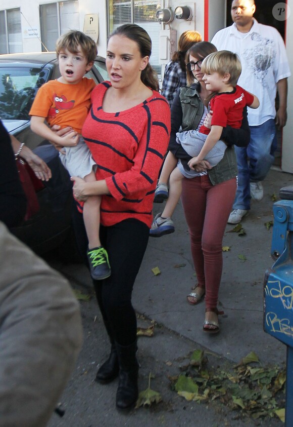 L'ex-femme de Charlie Sheen Brooke Mueller est allee recuperer ses jumeaux Bob et Max a l’ecole a Los Angeles, le 8 Novembre 2013