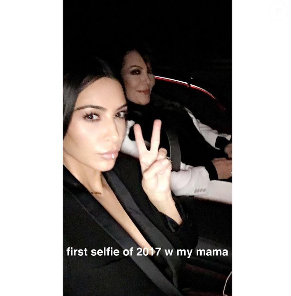 Le premier selfie de Kim Kardashian de 2017, avec sa maman Kris Jenner, le 4 janvier 2017.