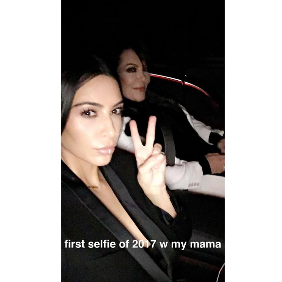 Le premier selfie de Kim Kardashian de 2017, avec sa maman Kris Jenner, le 4 janvier 2017.