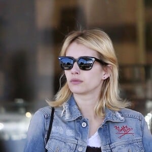 Exclusif - Emma Roberts fait du shopping chez Barneys New York à Beverly Hills le 20 décembre 2016