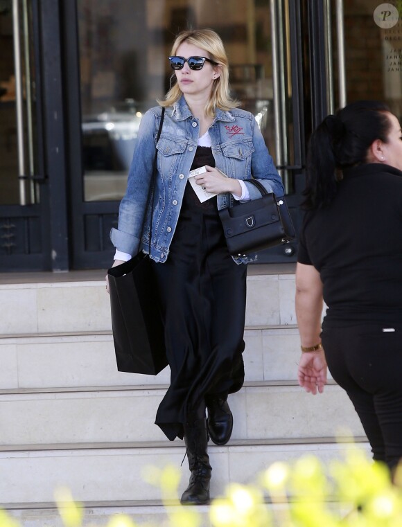 Exclusif - Emma Roberts fait du shopping chez Barneys New York à Beverly Hills le 20 décembre 2016