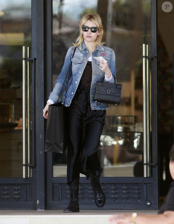 Exclusif - Emma Roberts fait du shopping chez Barneys New York à Beverly Hills le 20 décembre 2016.