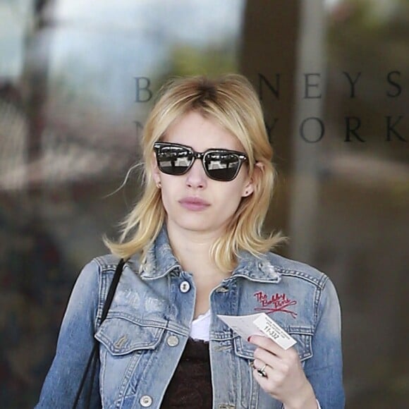 Exclusif - Emma Roberts fait du shopping chez Barneys New York à Beverly Hills le 20 décembre 2016.