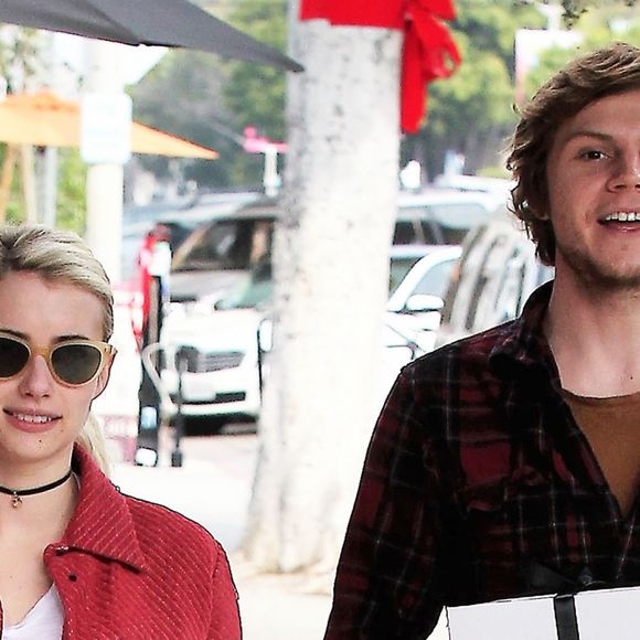 Emma Roberts et son compagnon Evan Peters très souriants à la sortie d'une poste à Los Angeles, le 5 décembre 2016